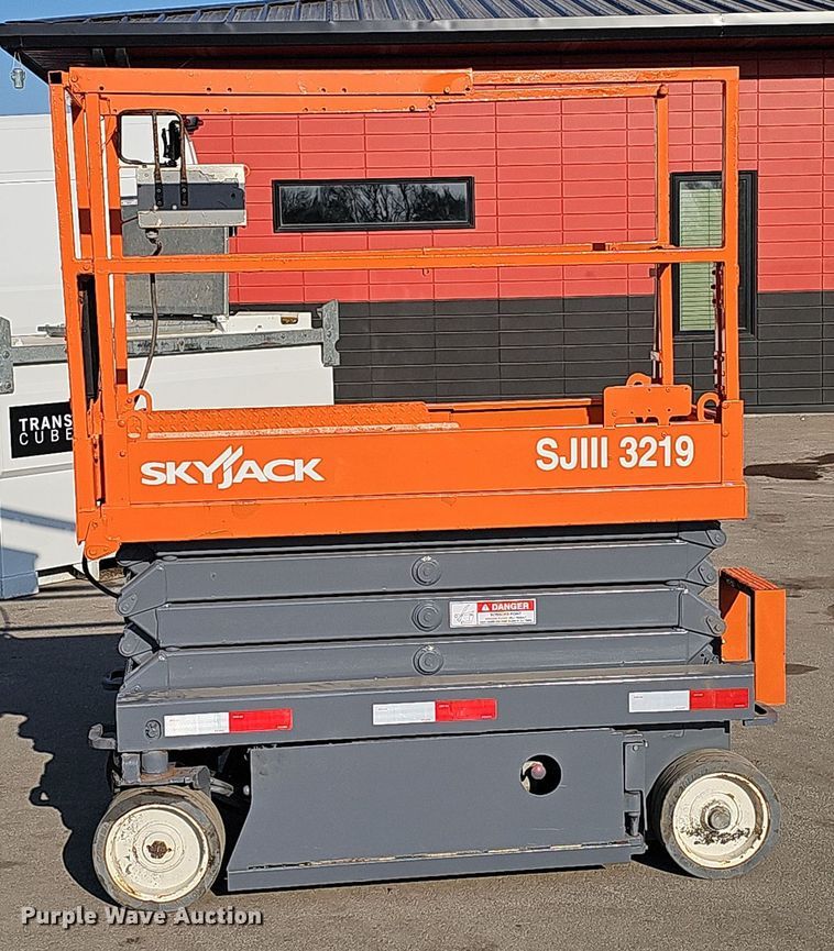 image for item EH8765 2019 SkyJack SJIII 3219 scissor lift