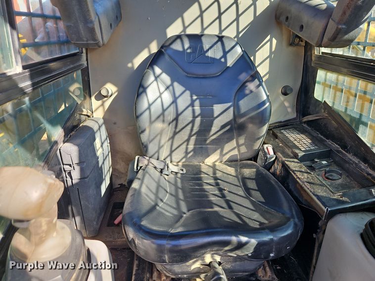 image for item EI8840 2006 Caterpillar 262B skid steer loader