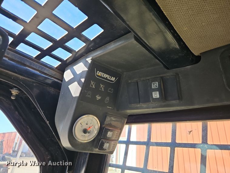 image for item EI8840 2006 Caterpillar 262B skid steer loader