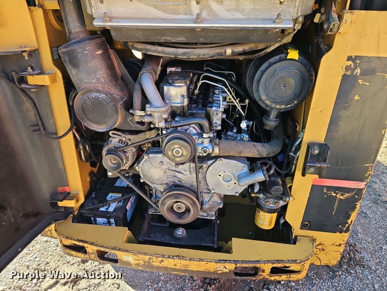 image for item EI8840 2006 Caterpillar 262B skid steer loader