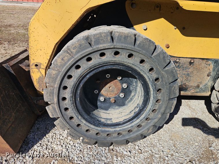 image for item EI8840 2006 Caterpillar 262B skid steer loader