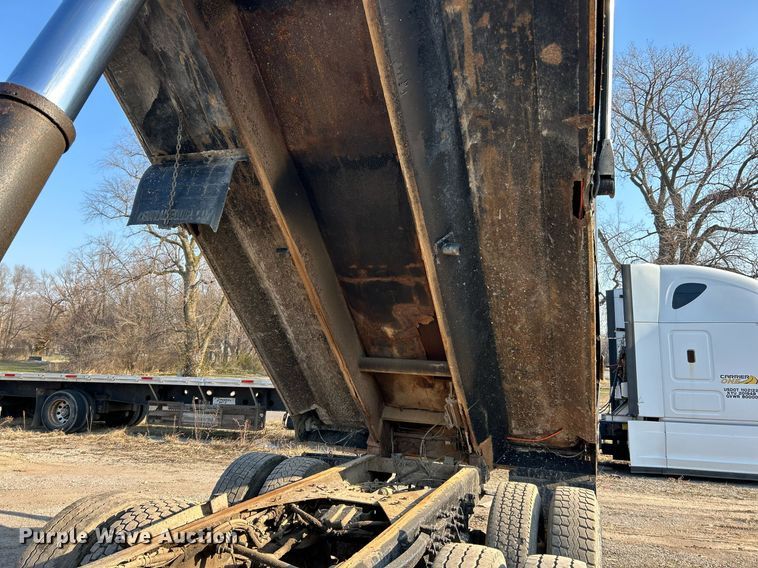 image for item EK2739 1999 Sterling L8511 dump truck