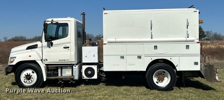 image for item EK2752 2013 Hino 338 utility / service truck