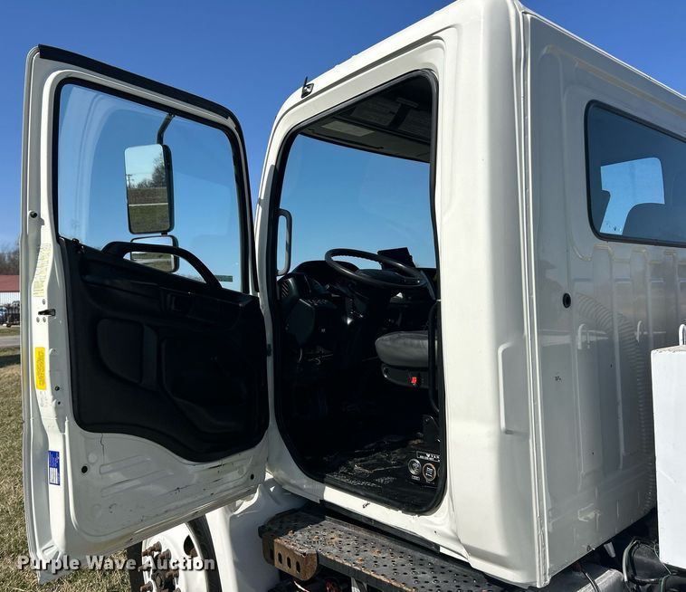 image for item EK2752 2013 Hino 338 utility / service truck