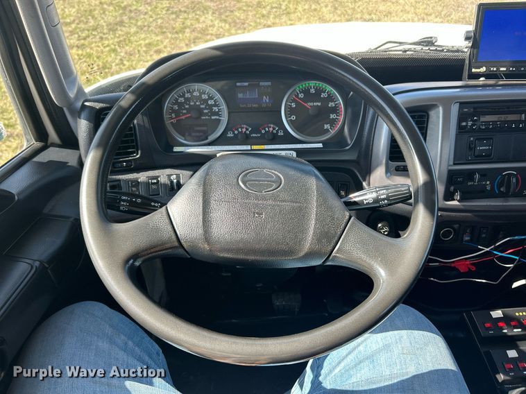 image for item EK2752 2013 Hino 338 utility / service truck