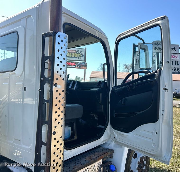 image for item EK2752 2013 Hino 338 utility / service truck