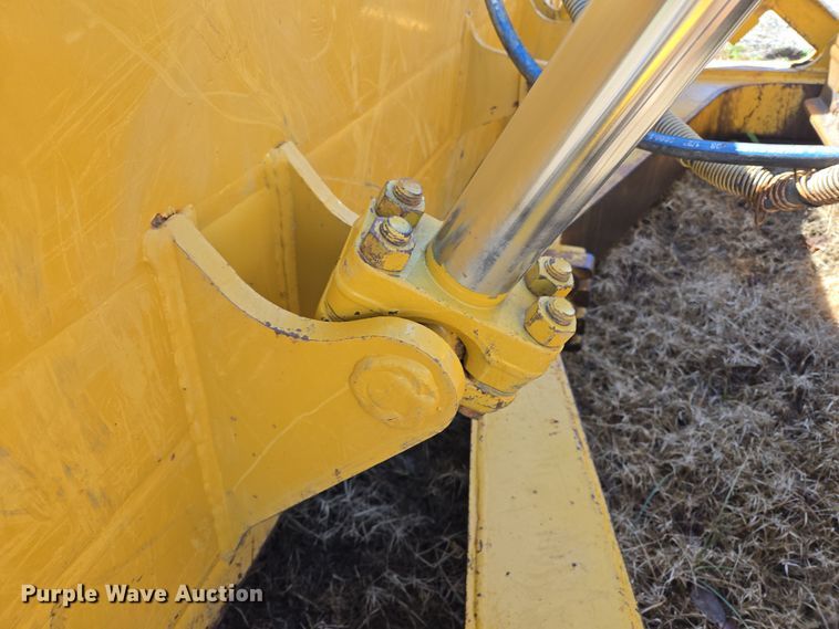 image for item EL5682 2006 Caterpillar D6R XL Series III dozer