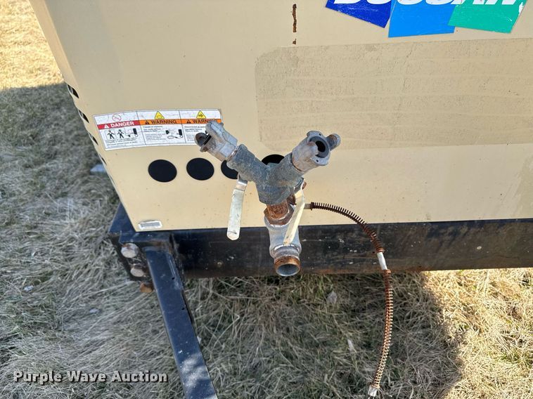 image for item EM3577 2016 Doosan P425 HP375 air compressor