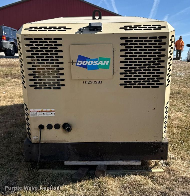 image for item EM3578 2014 Doosan P425 HP375 air compressor