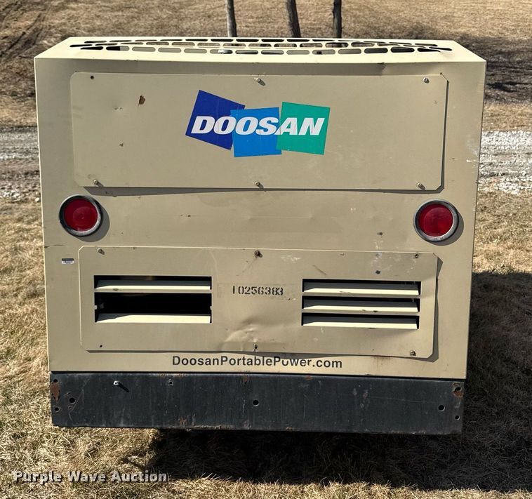 image for item EM3578 2014 Doosan P425 HP375 air compressor