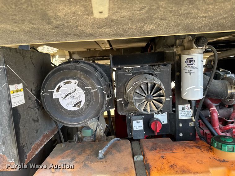 image for item EM3578 2014 Doosan P425 HP375 air compressor