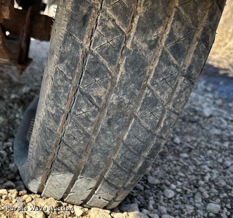 image for item EM3598 2004 Genie TML-4000N light plant