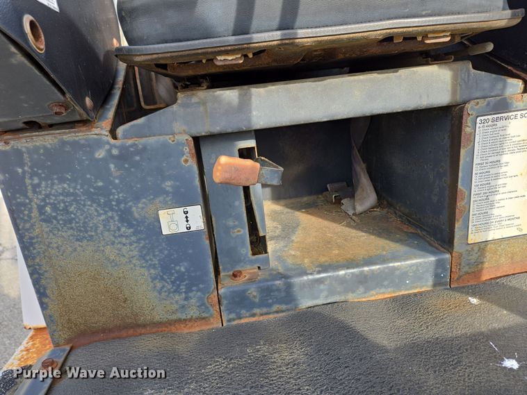 image for item EM6005 1993 Bobcat 320 mini excavator