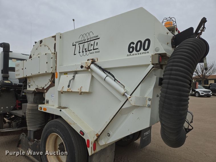 image for item EN8784 2007 Freightliner  FC-80 street sweeper truck