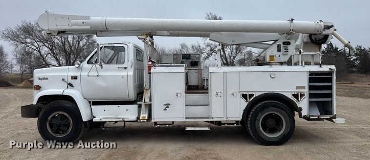 image for item EQ1132 1987 GMC C7000 bucket truck