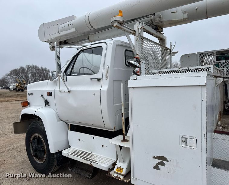 image for item EQ1132 1987 GMC C7000 bucket truck
