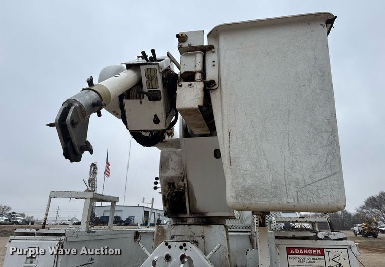 image for item EQ1132 1987 GMC C7000 bucket truck