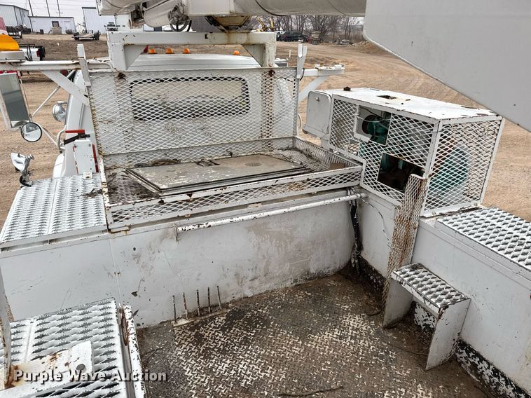 image for item EQ1132 1987 GMC C7000 bucket truck