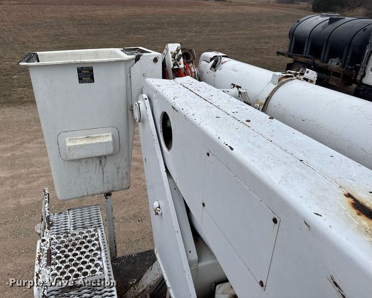 image for item EQ1132 1987 GMC C7000 bucket truck