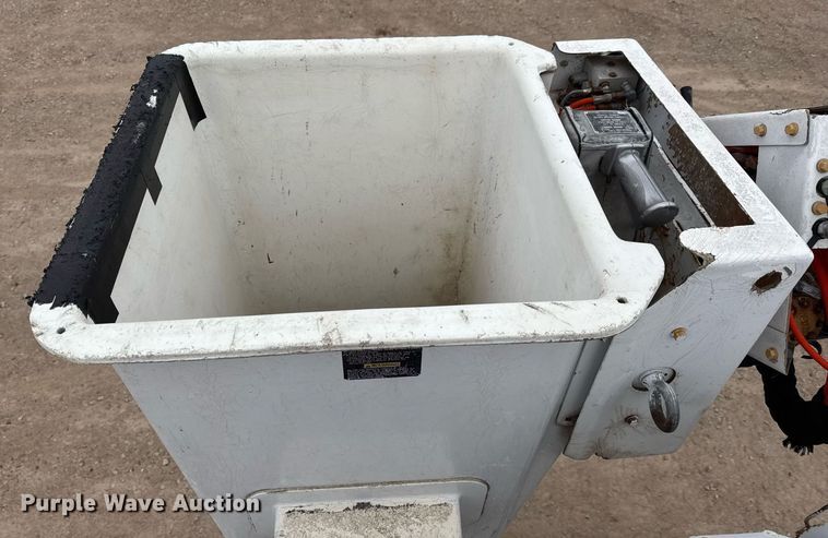 image for item EQ1132 1987 GMC C7000 bucket truck