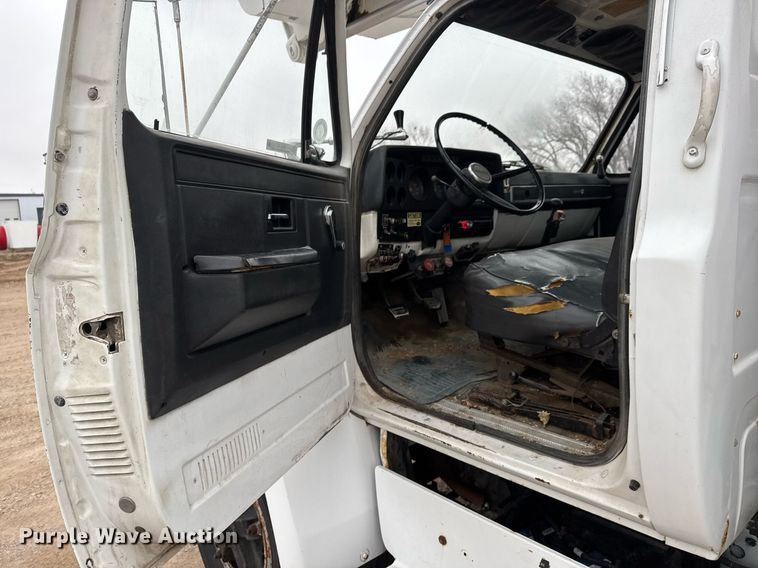 image for item EQ1132 1987 GMC C7000 bucket truck