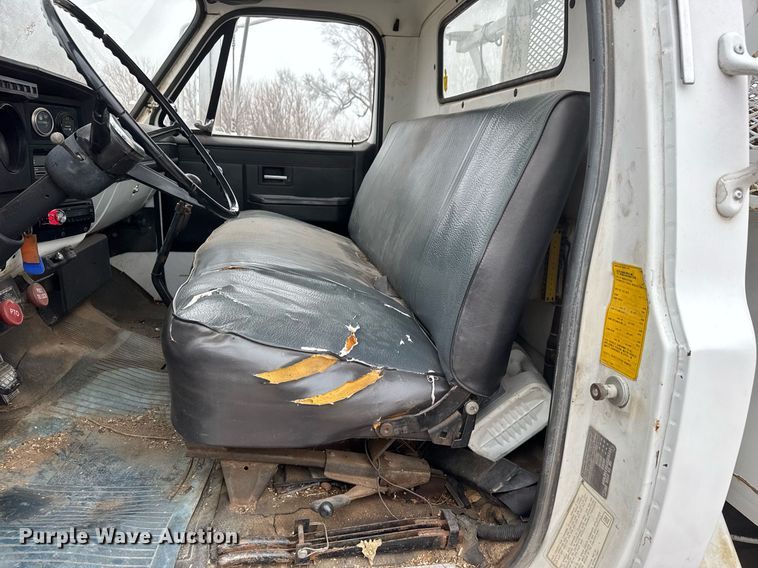 image for item EQ1132 1987 GMC C7000 bucket truck