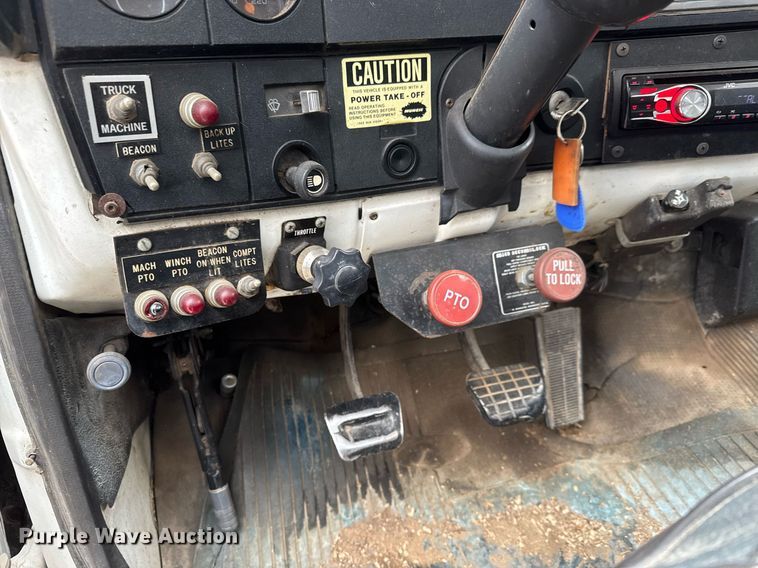 image for item EQ1132 1987 GMC C7000 bucket truck