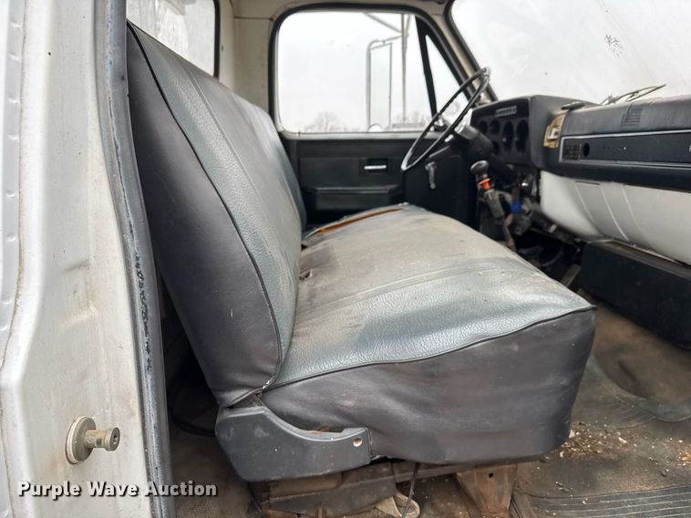 image for item EQ1132 1987 GMC C7000 bucket truck