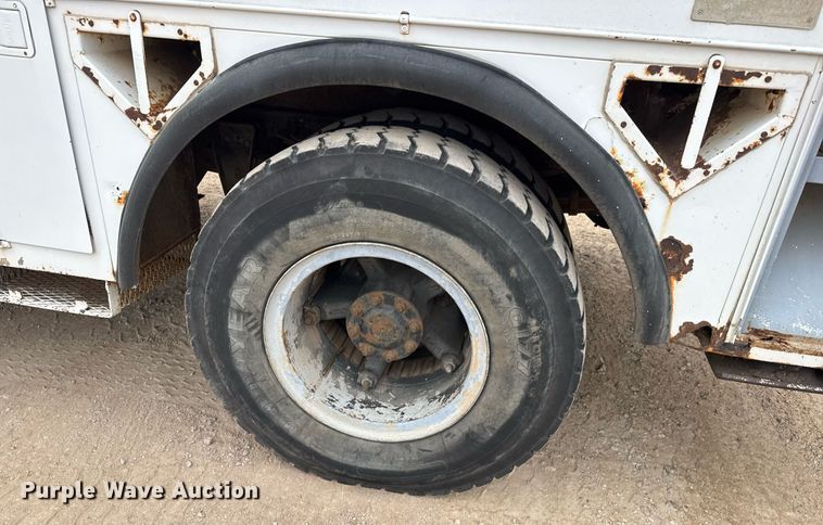 image for item EQ1132 1987 GMC C7000 bucket truck