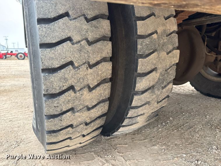 image for item EQ1132 1987 GMC C7000 bucket truck