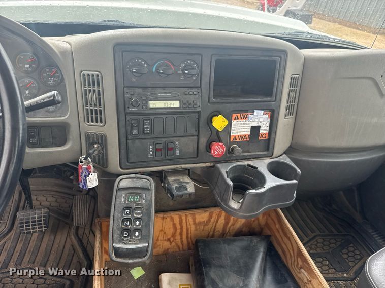 image for item EQ1218 2008 International WorkStar 7300 bucket truck