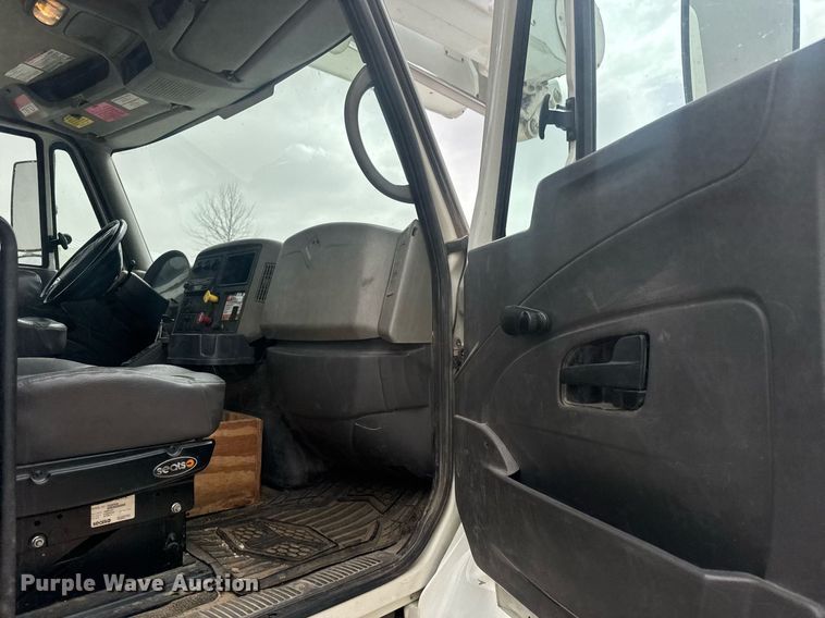 image for item EQ1218 2008 International WorkStar 7300 bucket truck