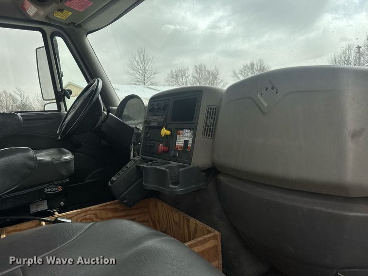 image for item EQ1218 2008 International WorkStar 7300 bucket truck