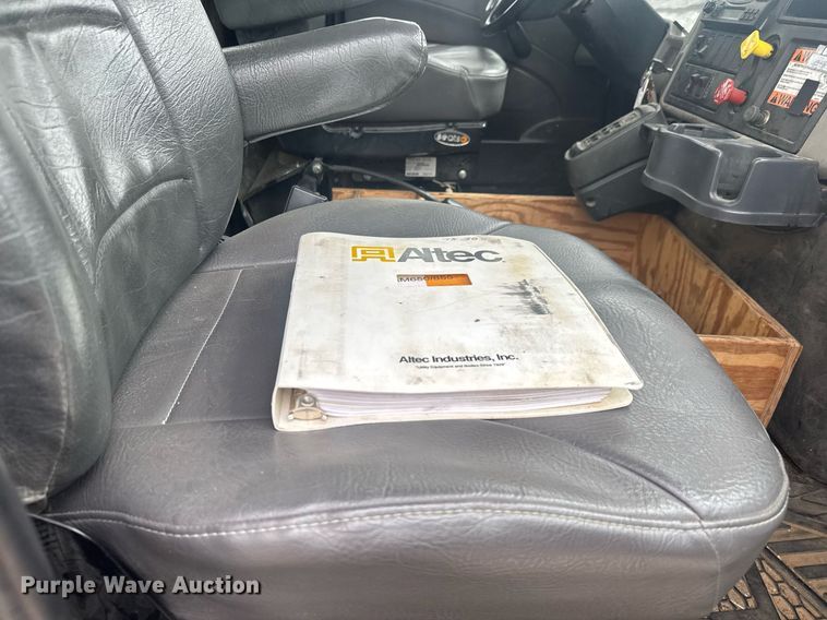 image for item EQ1218 2008 International WorkStar 7300 bucket truck