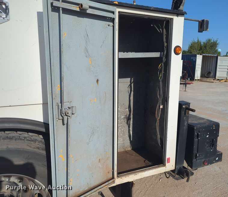 image for item EQ2260 2015 Ford F650 utility / service truck