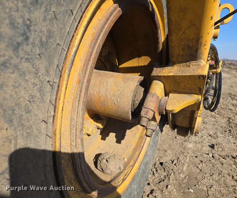 image for item EQ6747 2007 John Deere  1814C  scraper