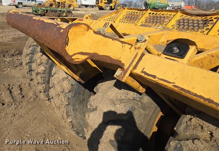 image for item EQ6750 2006 John Deere  1814C  scraper