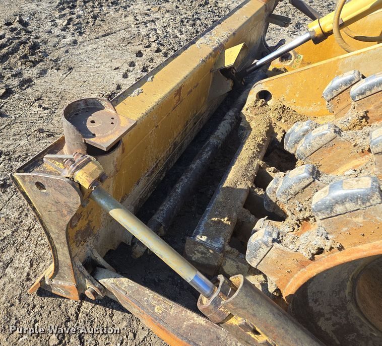 image for item EQ6762 2005 Caterpillar  815F soil compactor