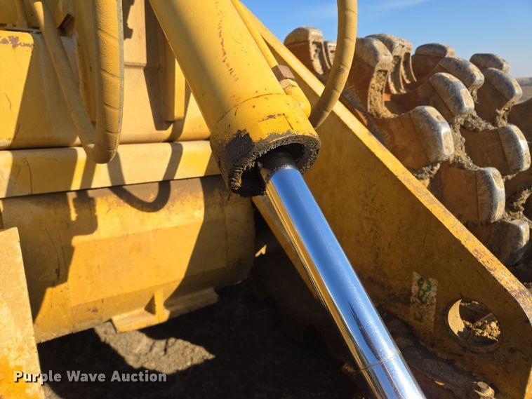 image for item EQ6762 2005 Caterpillar  815F soil compactor