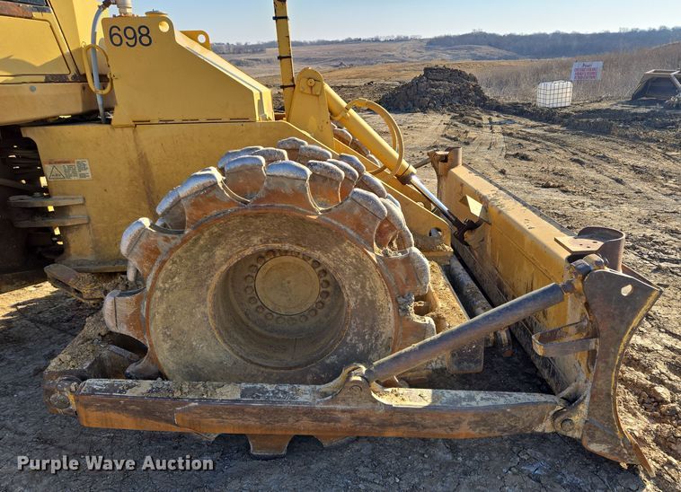 image for item EQ6762 2005 Caterpillar  815F soil compactor