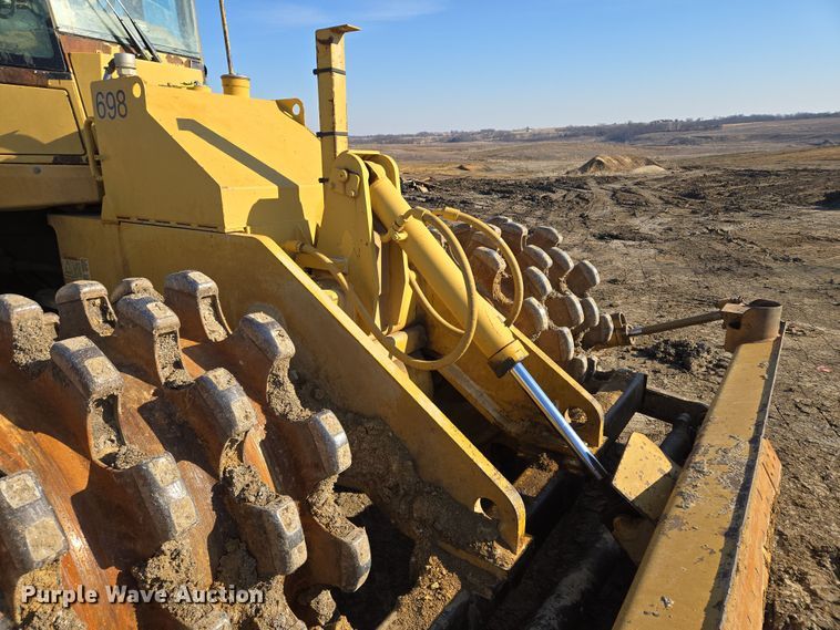 image for item EQ6762 2005 Caterpillar  815F soil compactor