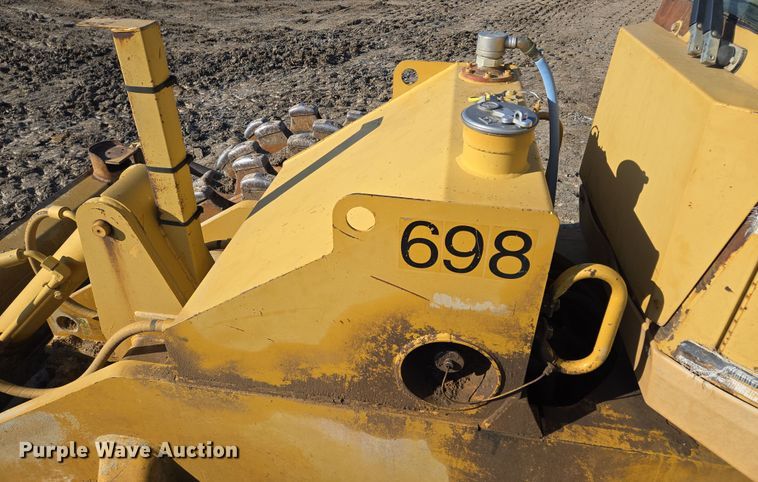 image for item EQ6762 2005 Caterpillar  815F soil compactor