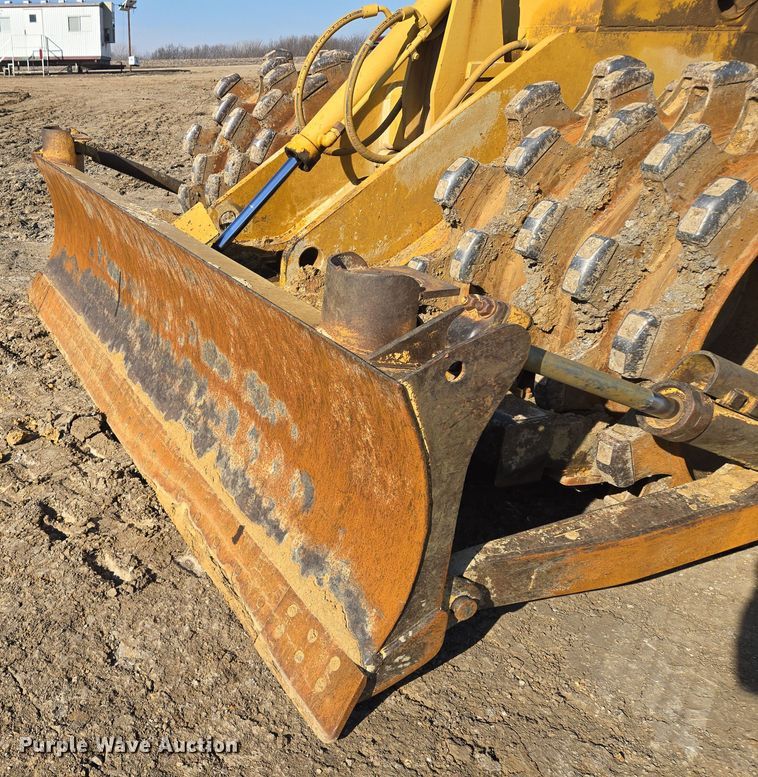 image for item EQ6762 2005 Caterpillar  815F soil compactor