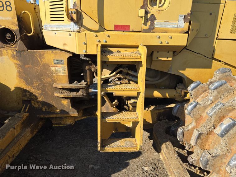 image for item EQ6762 2005 Caterpillar  815F soil compactor