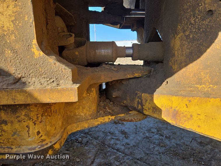 image for item EQ6762 2005 Caterpillar  815F soil compactor