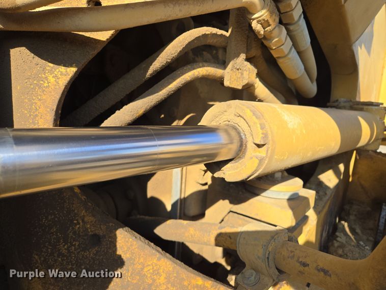 image for item EQ6762 2005 Caterpillar  815F soil compactor