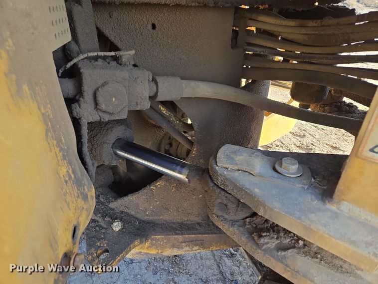 image for item EQ6762 2005 Caterpillar  815F soil compactor