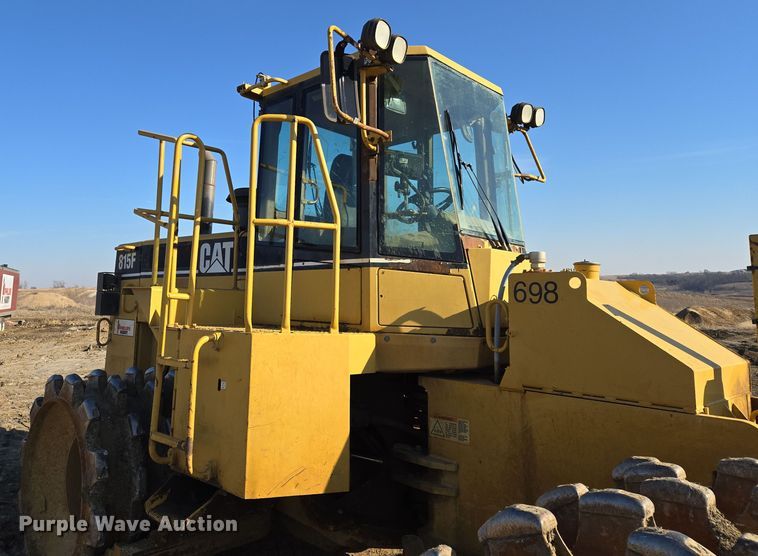 image for item EQ6762 2005 Caterpillar  815F soil compactor