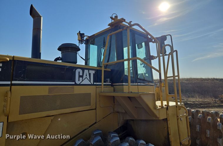 image for item EQ6762 2005 Caterpillar  815F soil compactor