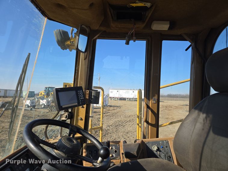 image for item EQ6762 2005 Caterpillar  815F soil compactor